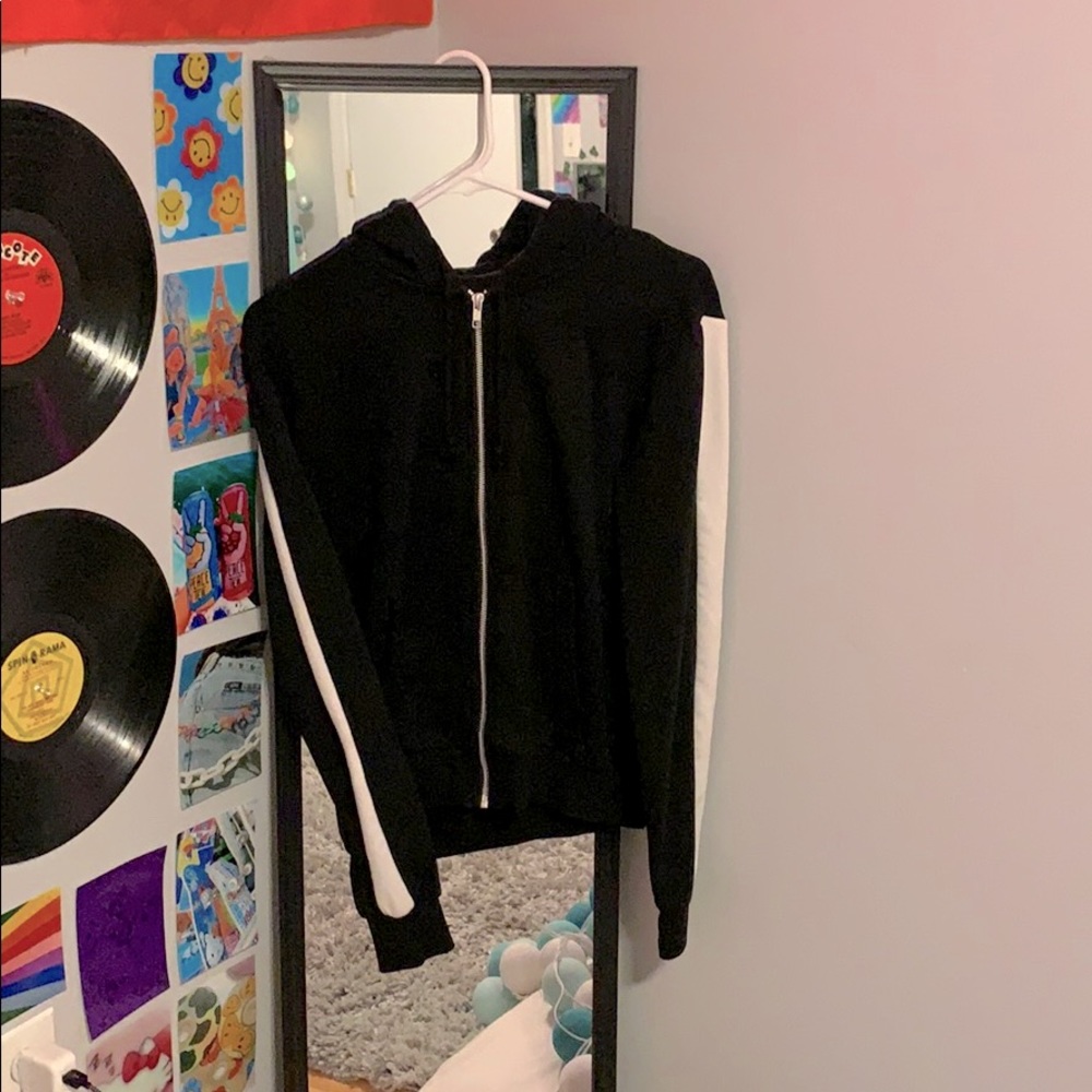 cute black and white zip up hoodie!!